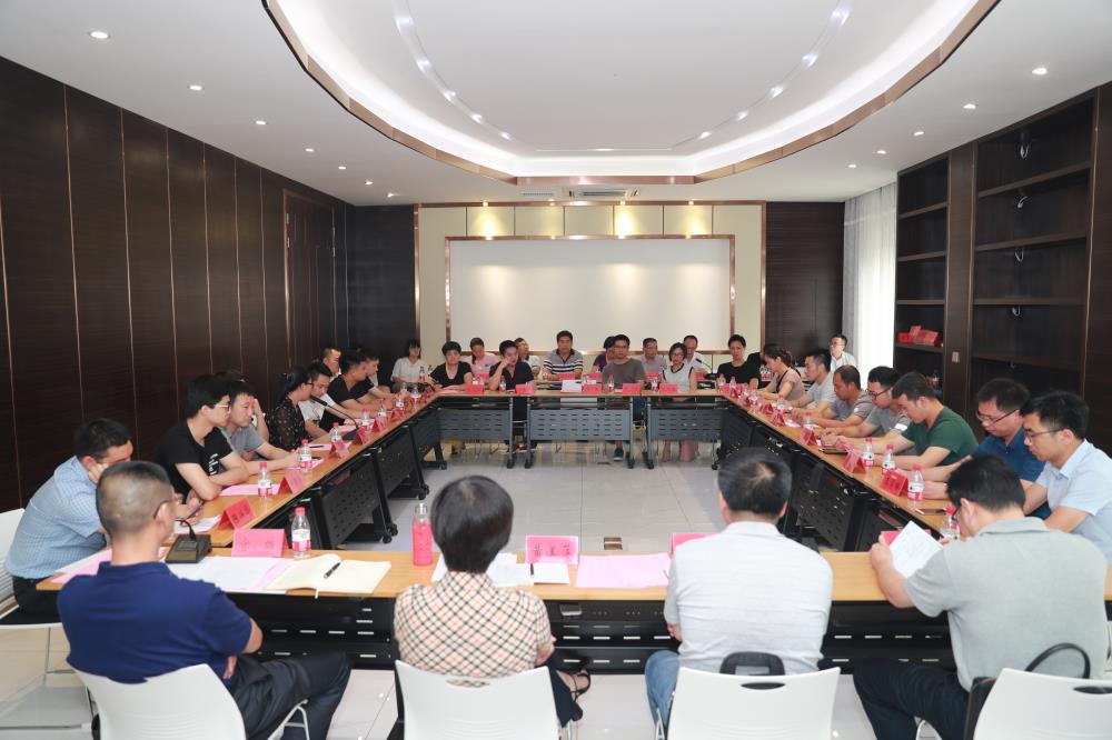 由（縣委常委、政法委書記）官雄主持、黃美萍（縣委書記）蘇建旗（縣長）參加“村企結(jié)對、真情幫扶”簽約授牌儀式、