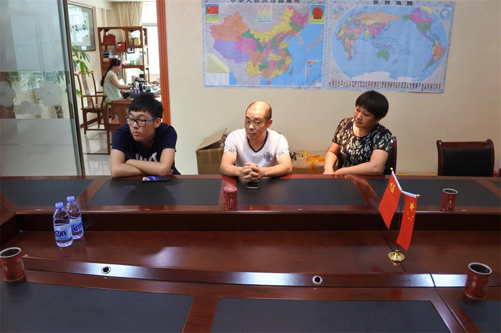 知識改變?nèi)说拿\，公司職工子女考上大學 單位頒發(fā)助學金