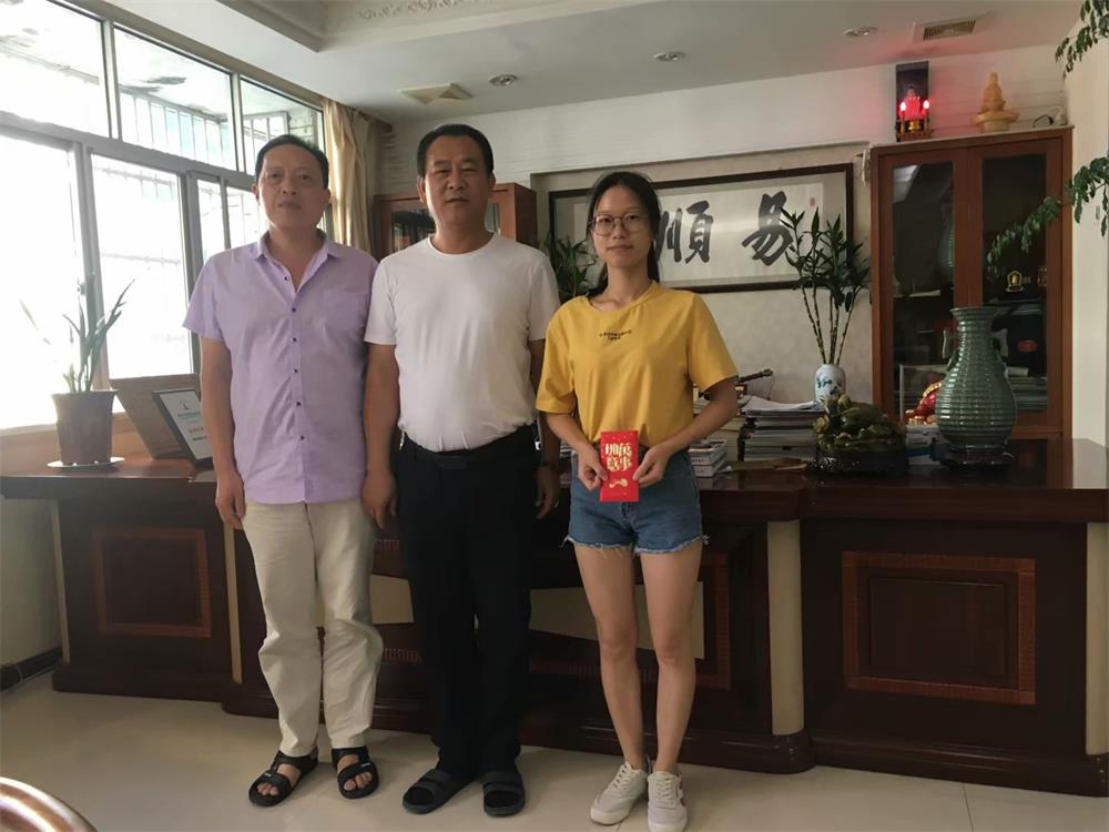 知識改變?nèi)说拿\，公司職工子女考上大學 單位頒發(fā)助學金