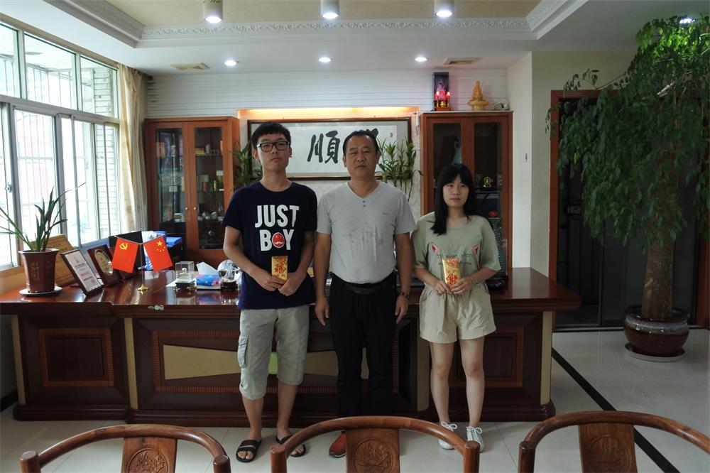 知識改變?nèi)说拿\，公司職工子女考上大學 單位頒發(fā)助學金