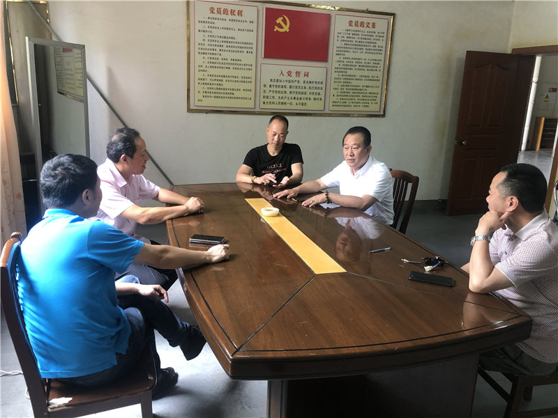 縣企聯(lián)會常務(wù)副會長、秘書長、松源商會會長李易順帶隊(duì)走訪企業(yè)