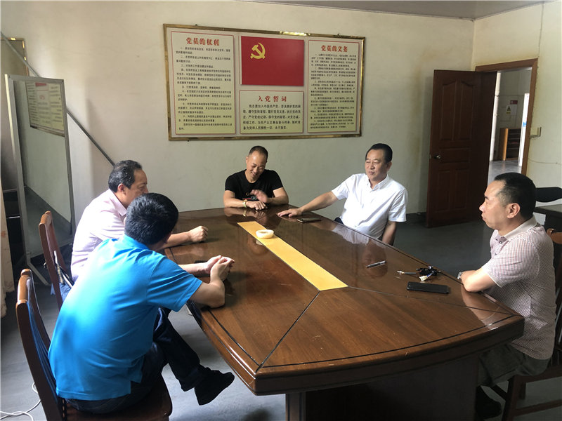 縣企聯(lián)會常務(wù)副會長、秘書長、松源商會會長李易順帶隊(duì)走訪企業(yè)