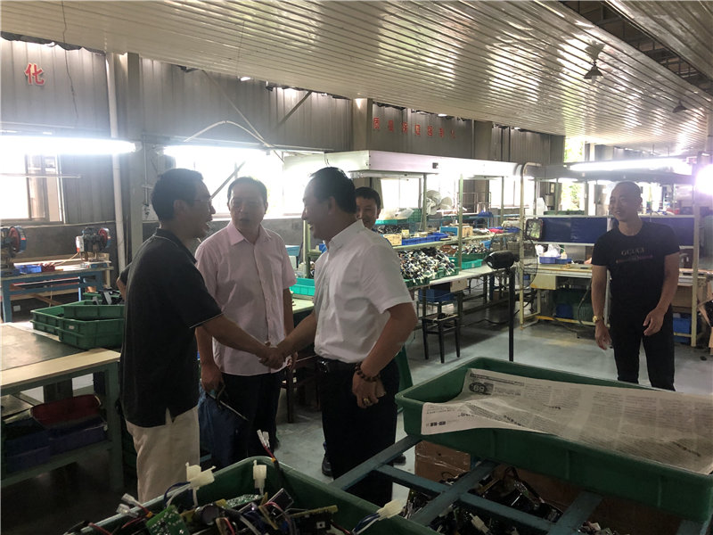 縣企聯(lián)會常務(wù)副會長、秘書長、松源商會會長李易順帶隊(duì)走訪企業(yè)