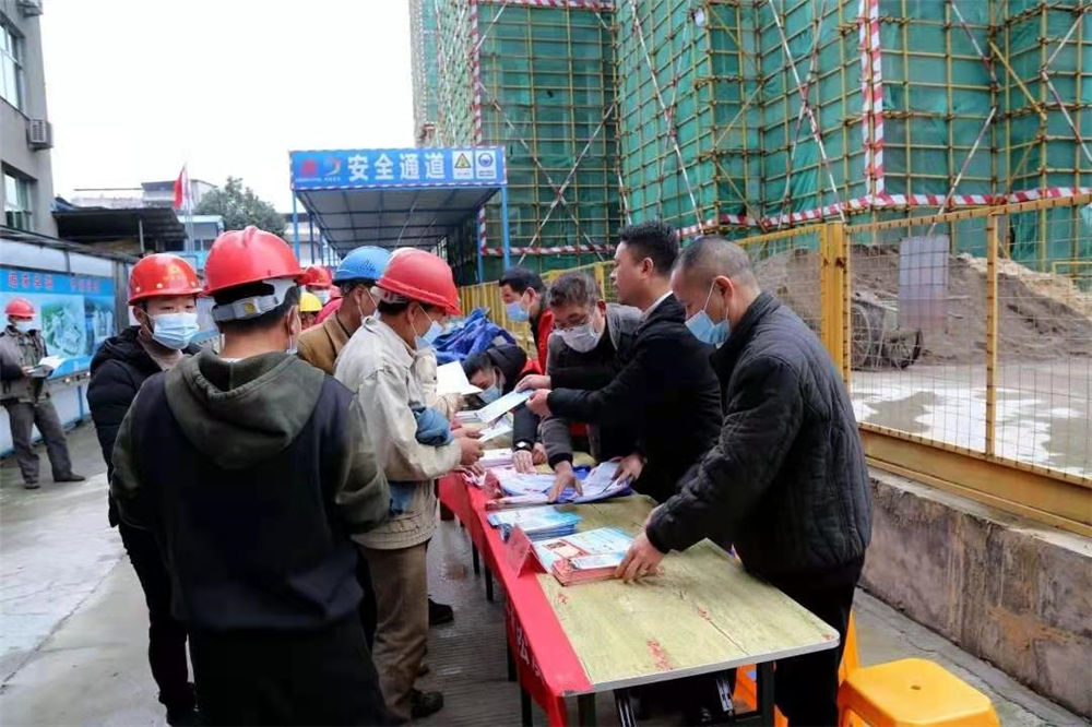 工農(nóng)路農(nóng)貿(mào)市場(chǎng)及安置房綜合體項(xiàng)目部攜手松溪縣總工會(huì)、司法局聯(lián)合開展農(nóng)民工公益法律服務(wù)行動(dòng)