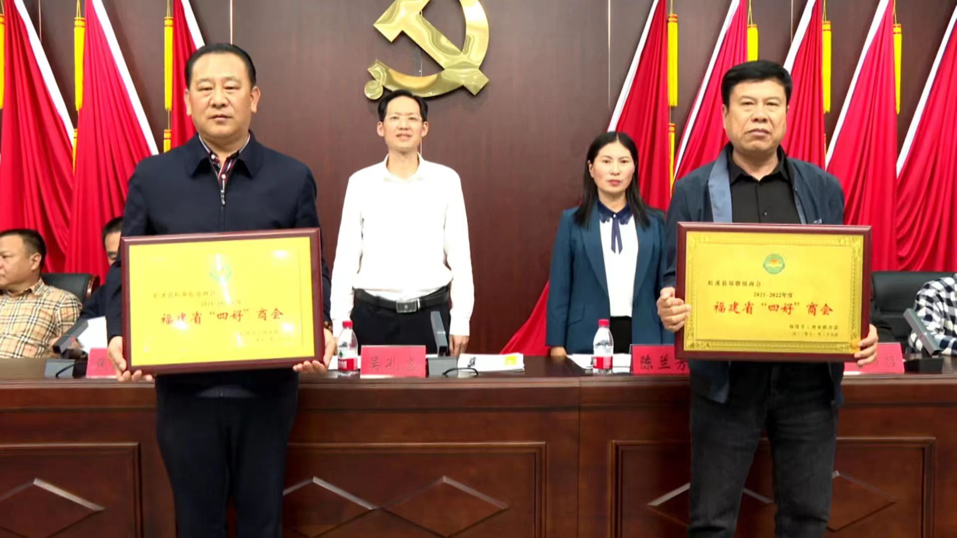易順建工集團(tuán)董事長李易順作為松溪街道商會代表領(lǐng)取2021-2022年度福建省“四好”商會榮譽(yù)獎項。
