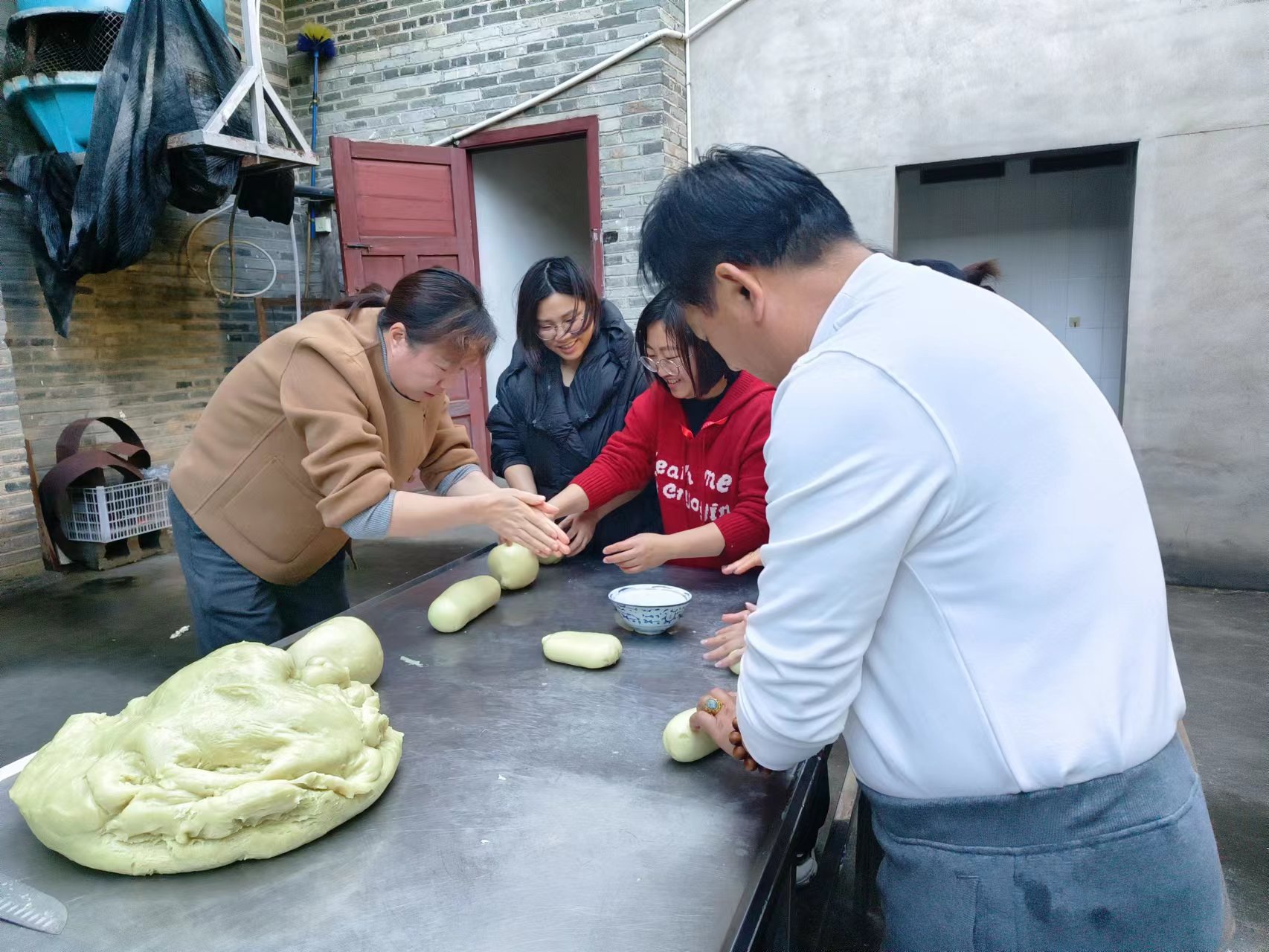 易順建工集團(tuán):體驗(yàn)黃粿制作,傳承傳統(tǒng)文化