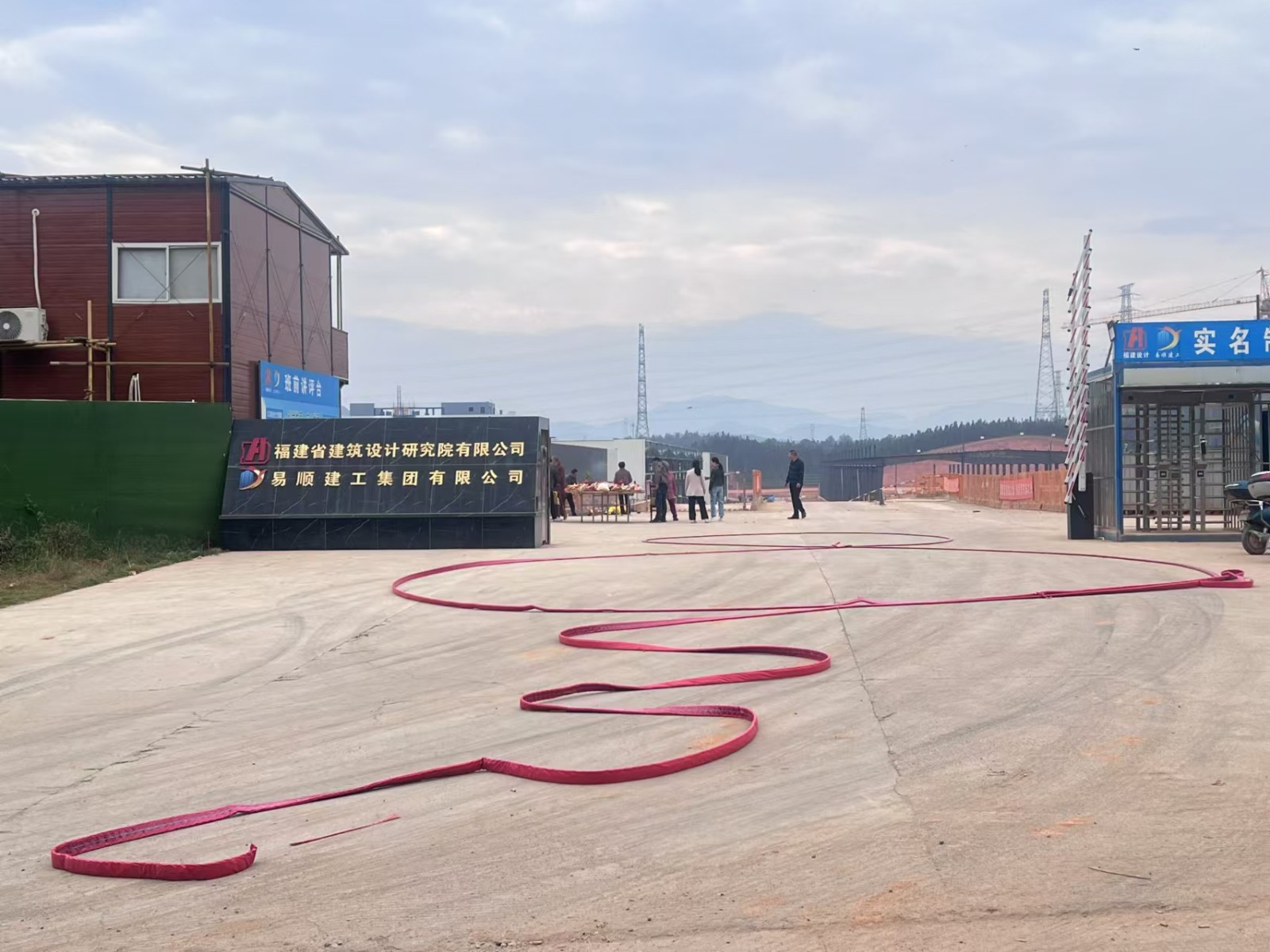 易順建工集團(tuán)有限公司承建的松溪縣三和循環(huán)經(jīng)濟(jì)產(chǎn)業(yè)園標(biāo)準(zhǔn)化廠房和基礎(chǔ)設(shè)施提升項目——標(biāo)準(zhǔn)化廠房建設(shè)項目封頂大吉!