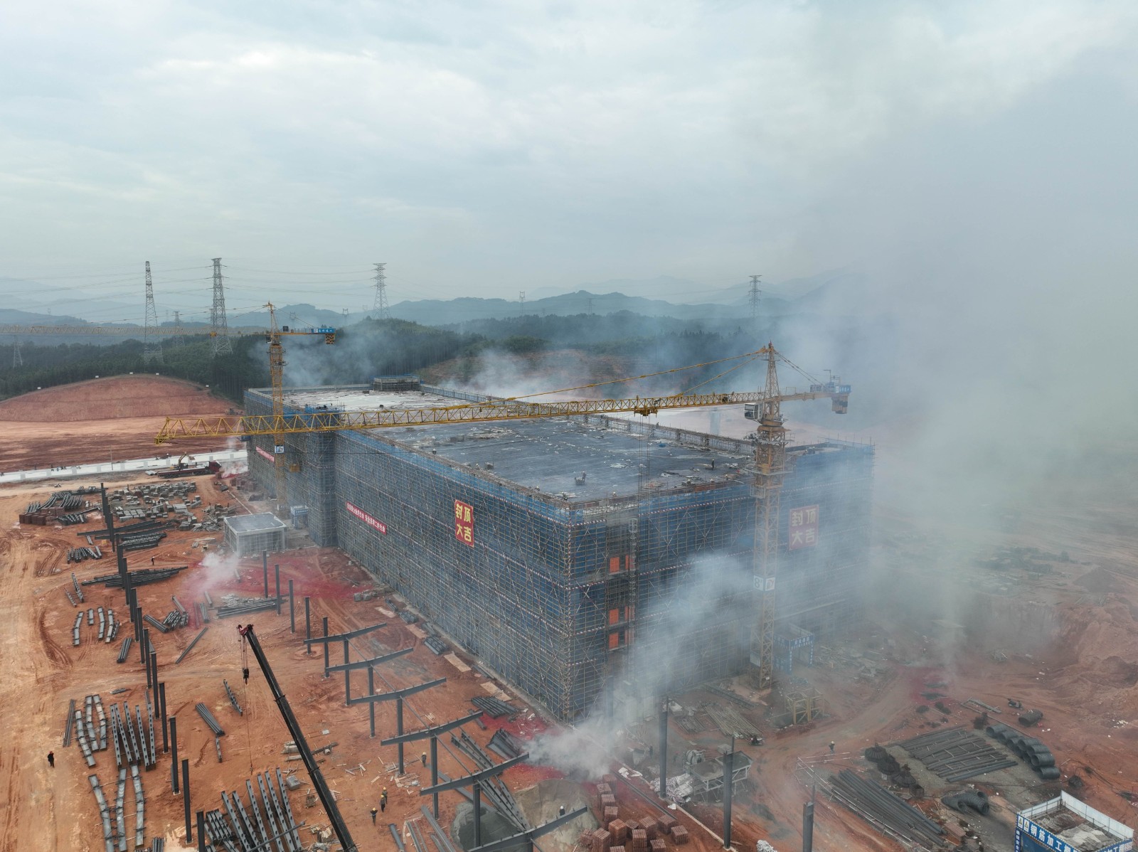 易順建工集團(tuán)有限公司承建的松溪縣三和循環(huán)經(jīng)濟(jì)產(chǎn)業(yè)園標(biāo)準(zhǔn)化廠房和基礎(chǔ)設(shè)施提升項目——標(biāo)準(zhǔn)化廠房建設(shè)項目封頂大吉!